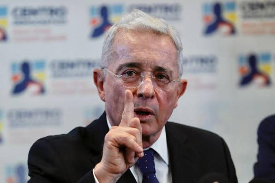 Expresidente colombiano Uribe condenado por soborno a un paramilitar
