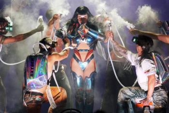 VIDEO: Katy Perry detiene concierto tras desmayo de fan sobre el escenario