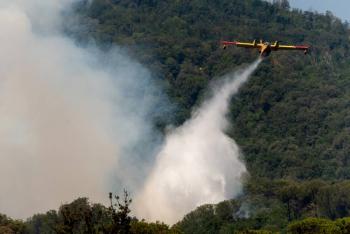 Italia sigue luchando contra el incendio en el Vesubio