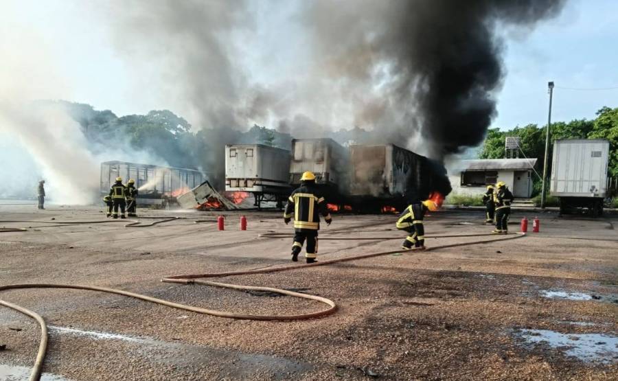 Incendio arrasa tr&aacute;ileres en complejo Pajaritos de Pemex en Coatzacoalcos