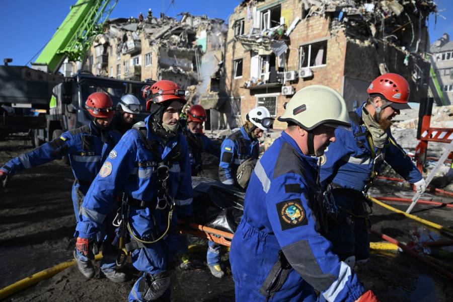 Ataque masivo ruso deja 19 muertos en Kiev y socava los esfuerzos de paz