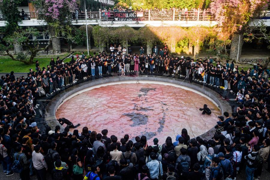 Grupo de derechos humanos dice que 20 personas est&aacute;n desaparecidas tras las protestas mortales en Indonesia