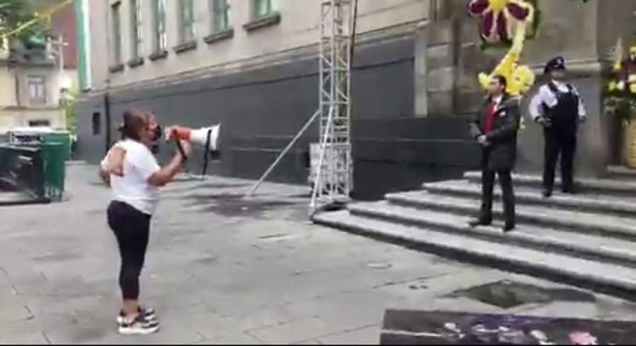 Activista exige justicia por su hijo en la SCJN; provoca cierre temporal de la sede