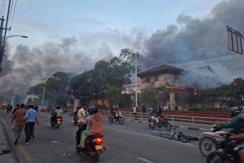 Manifestantes queman Parlamento en Nepal pese a la dimisi&oacute;n del primer ministro