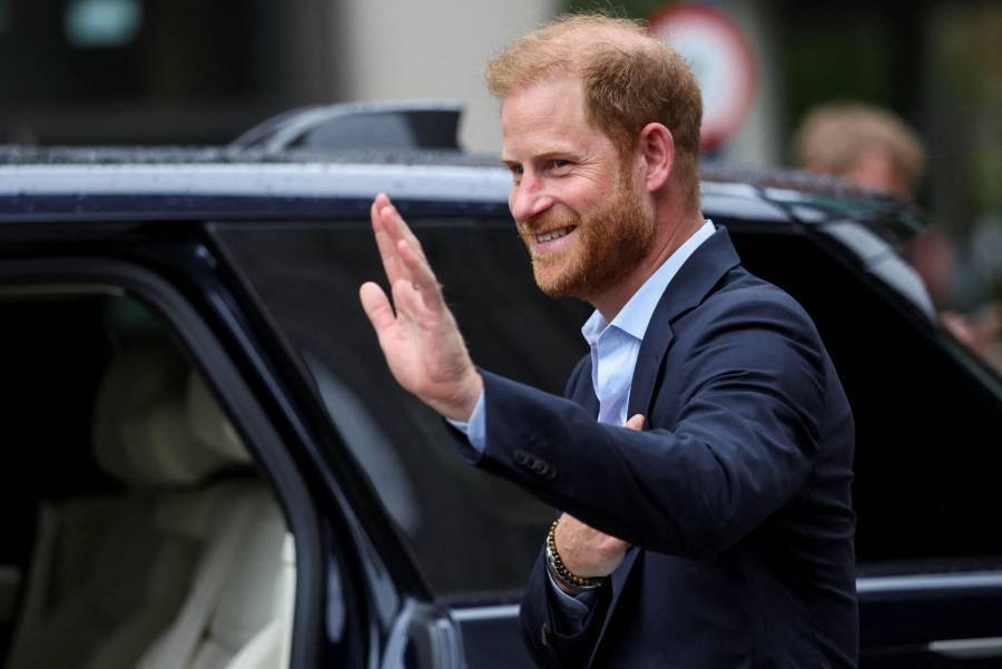 El pr&iacute;ncipe Harry llega a casa de su padre, Carlos III, en su primer encuentro desde 2024