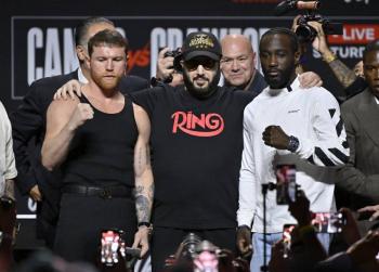 Canelo &Aacute;lvarez y Crawford cumplen con la b&aacute;scula para su pelea en Las Vegas