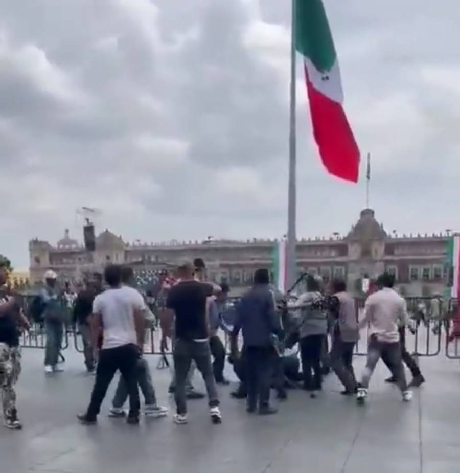 Ambulantes agreden a personal del GCDMX al intentar impedirles ingreso al Z&oacute;calo a realizar su vendimia