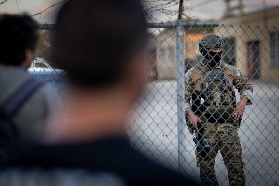 Varios heridos en tiroteo en centro de detenci&oacute;n de migrantes en EEUU