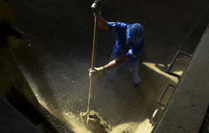 Derrumbe en una mina de oro en Colombia deja atrapados a 25 operarios