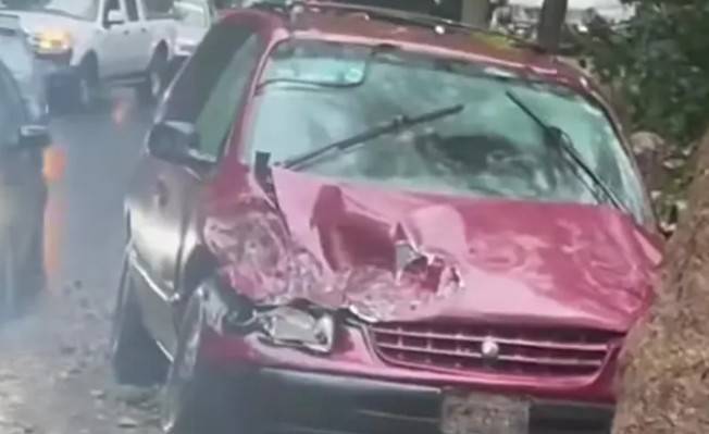 Roca Cae Sobre Camioneta por Derrumbe Originado por Fuertes Lluvias en Huatusco, Veracruz