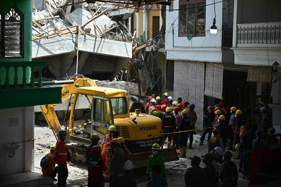 Sin se&ntilde;ales de vida de 59 personas bajo los escombros de escuela derrumbada en Indonesia