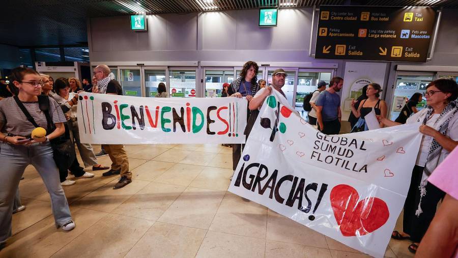 Llegan a Madrid 21 activistas espa&ntilde;oles de la flotilla deportados por Israel