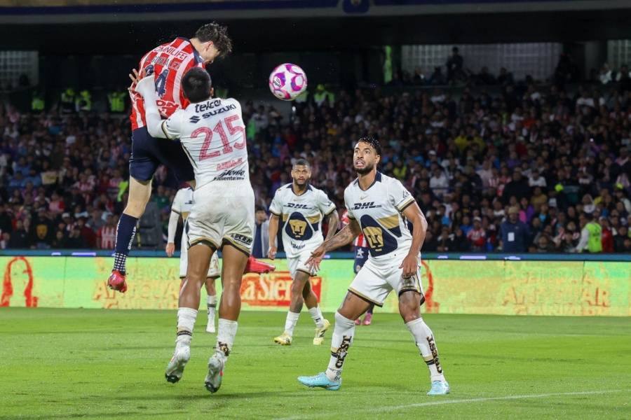 Chivas remonta en el Ol&iacute;mpico Universitario y agrava la crisis de Pumas
