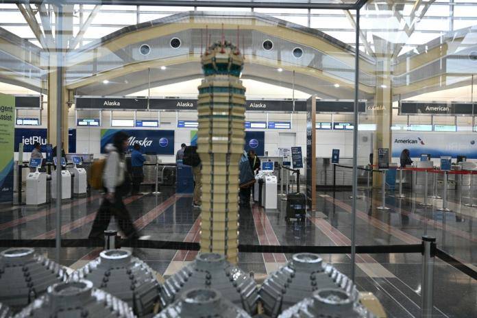 Aeropuertos de EU sufren retrasos y cancelaciones por cierre gubernamental