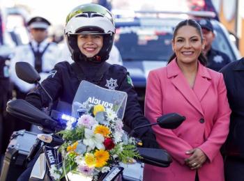Lupita Cuautle entrega 15 patrullas y 5 motocicletas para la Polic&iacute;a Municipal