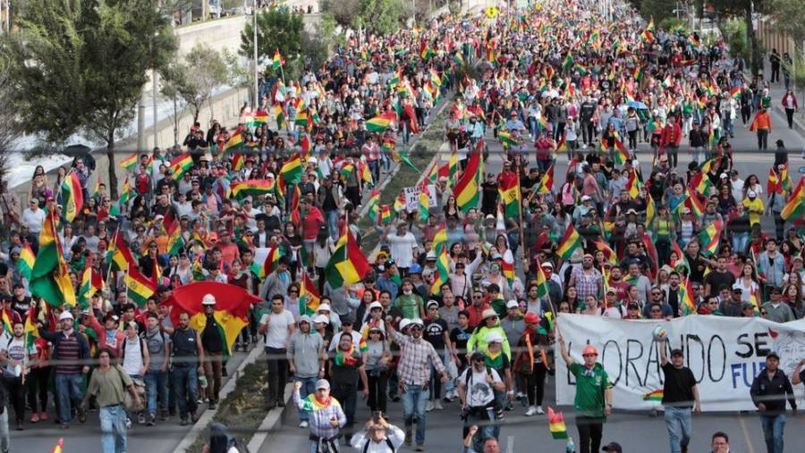 Cientos de personas protestan en Bolivia contra la elecci&oacute;n de Paz como presidente