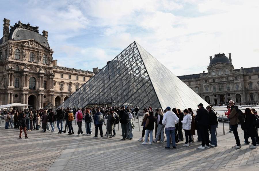 El Louvre reabre tras robo millonario de joyas