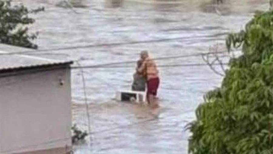 Muere Do&ntilde;a Elodia, la mujer que se volvi&oacute; viral por abrazar a su esposo en medio de la inundaci&oacute;n en Poza Rica