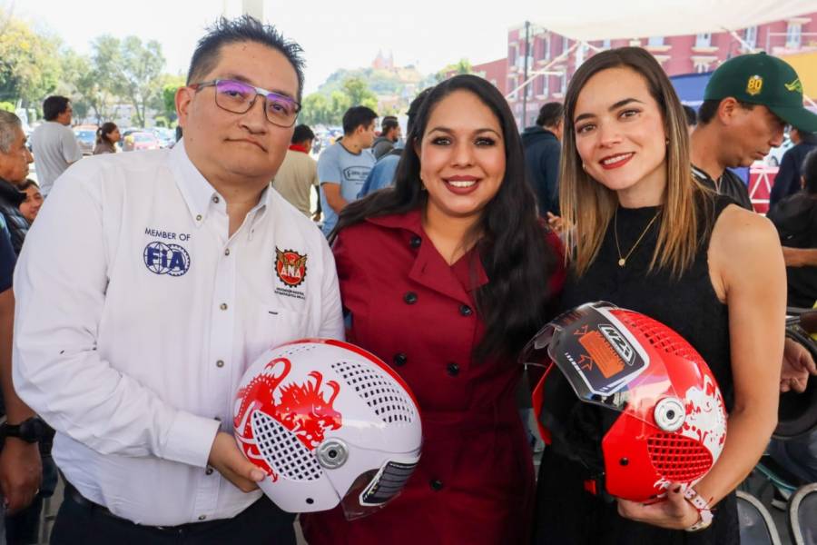 Tonantzin Fern&aacute;ndez entrega cascos gratuitos a motociclistas de San Pedro Cholula
