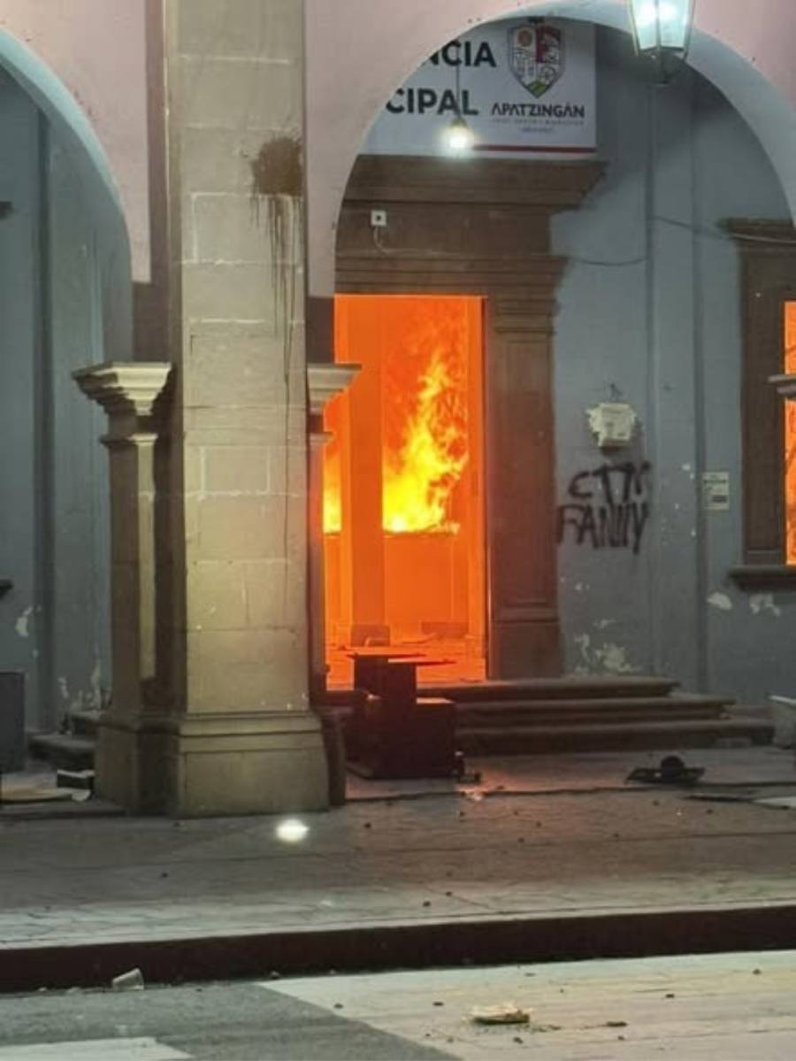 Incendian el ayuntamiento de Apatzing&aacute;n tras asesinatos de Carlos Manzo y Bernardo Bravo