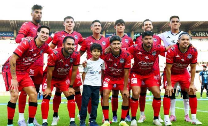 Los Gallos ganaron en casa con emotiva despedida de Barrera