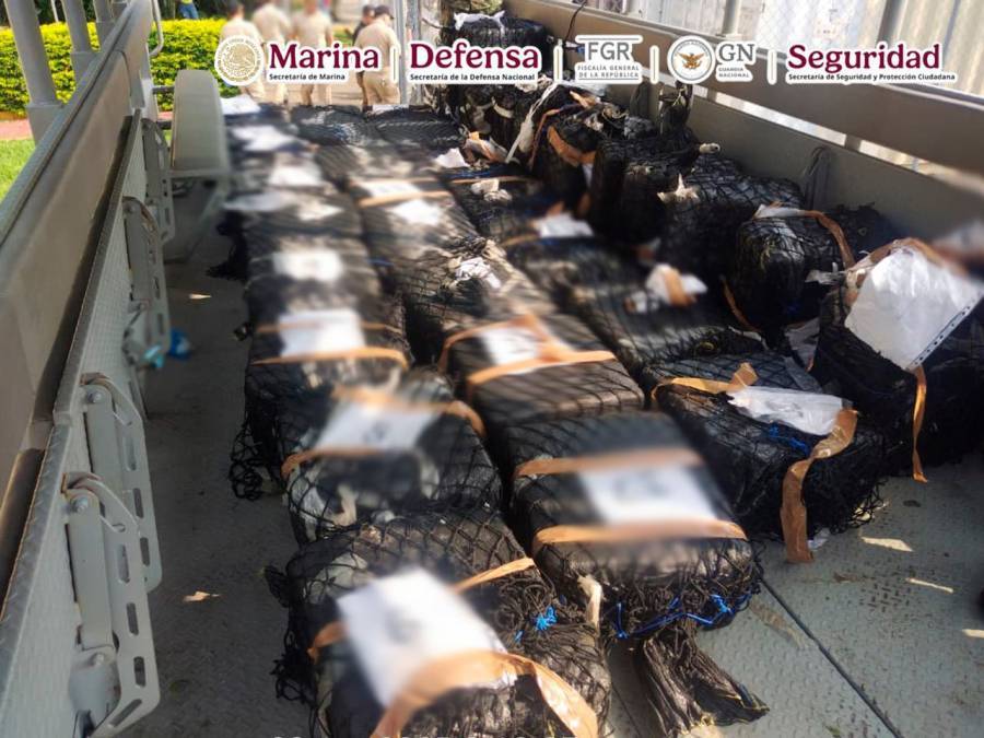 Autoridades federales incautan m&aacute;s de dos toneladas de coca&iacute;na frente a costas de Michoac&aacute;n