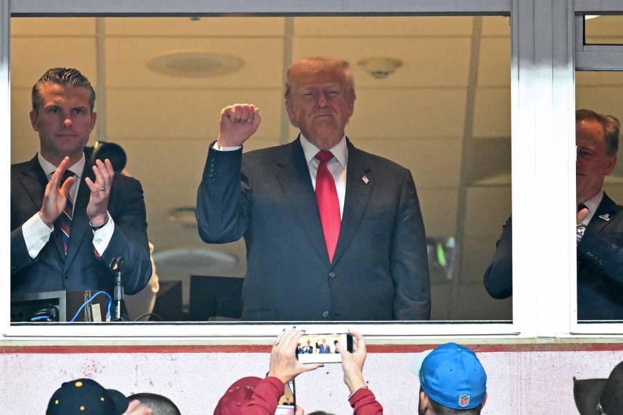 Entre abucheos, Trump asiste a juego de los Commanders