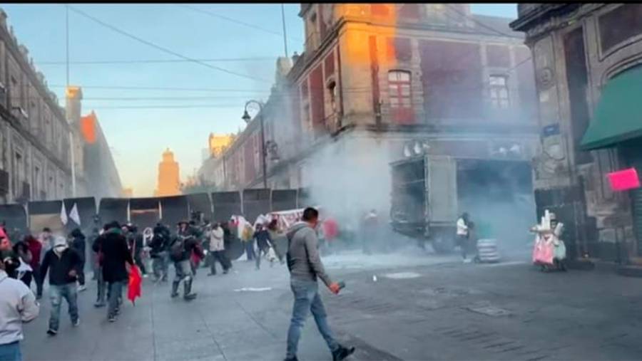 Conferencia matutina se realiza pese a protestas de la CNTE frente a Palacio Nacional
