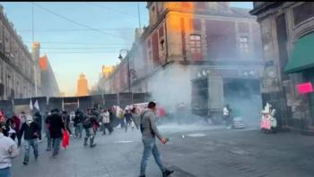 Conferencia matutina se realiza pese a protestas de la CNTE frente a Palacio Nacional