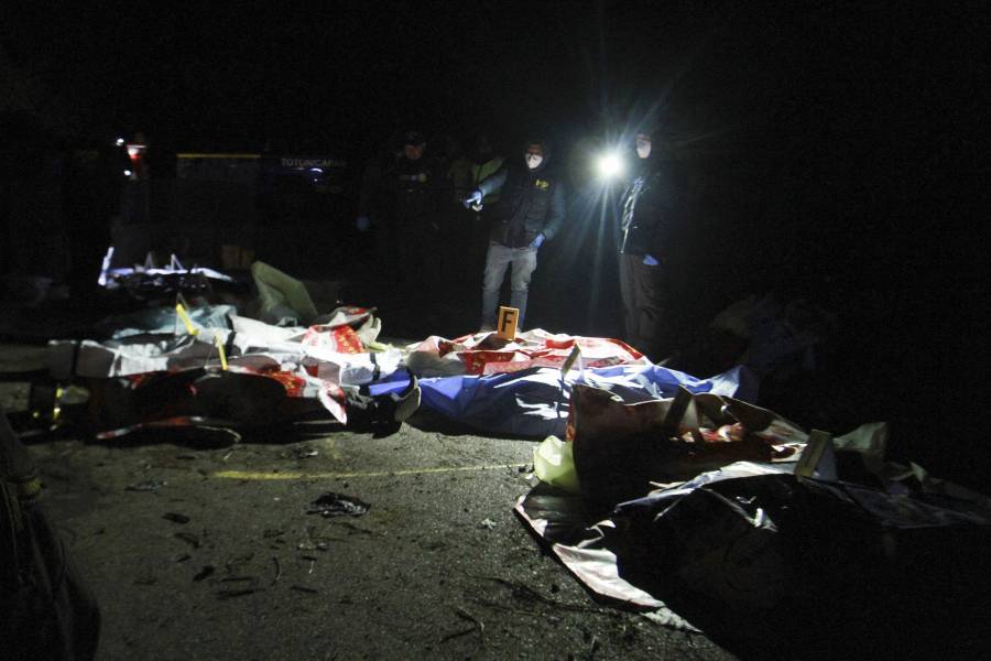 Al menos 15 muertos tras caer autob&uacute;s en un barranco en Guatemala