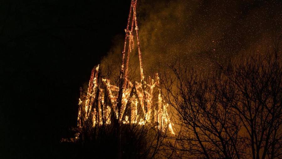 Incendio consume la emblem&aacute;tica iglesia Vondelkerk en &Aacute;msterdam; reportan riesgo de colapso total