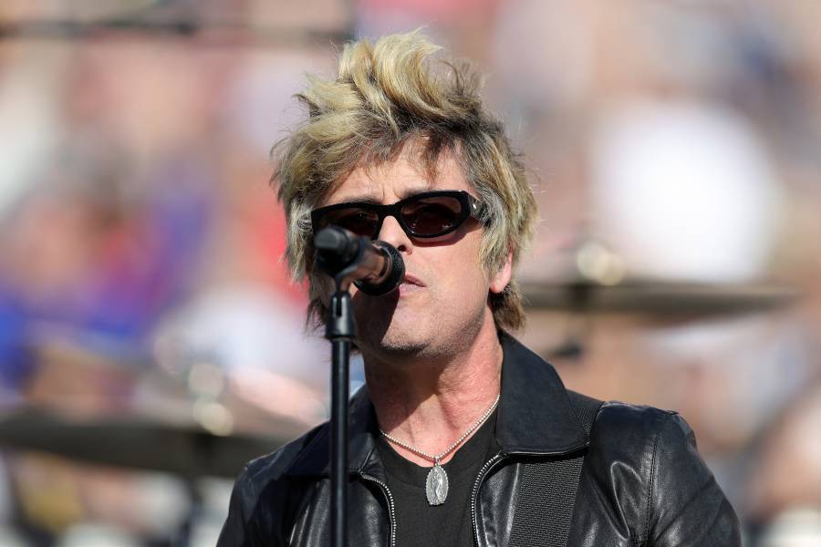 Billie Joe Armstrong porta medalla de la Virgen de Guadalupe durante el Super Bowl LX