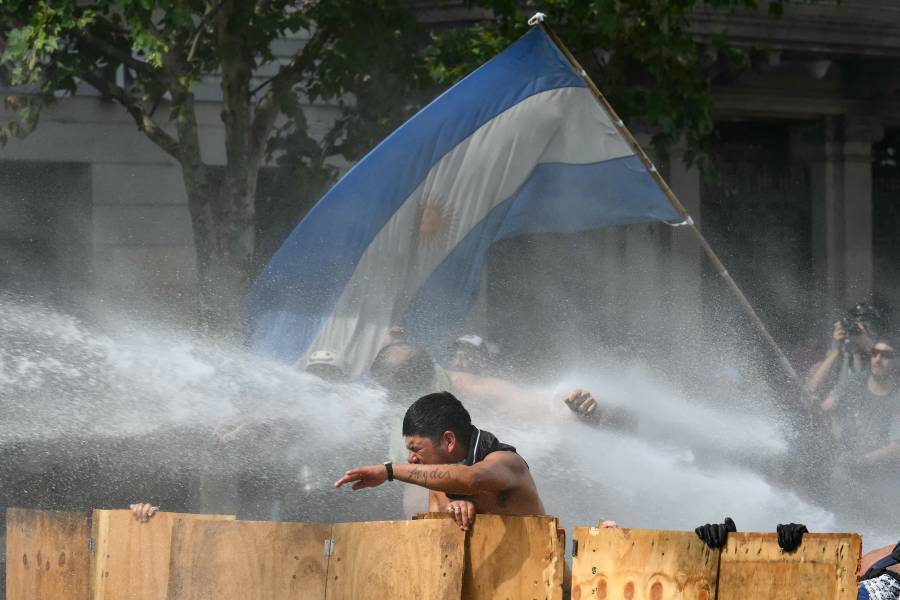Entre fuertes protestas, avanza reforma laboral de Milei en el Senado; falta Diputados