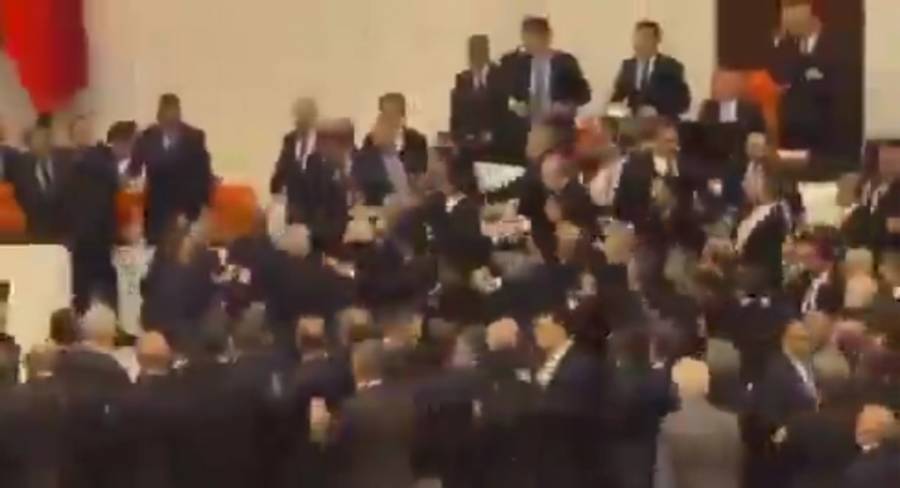 Caos en el Parlamento turco por la jura del nuevo ministro de Justicia