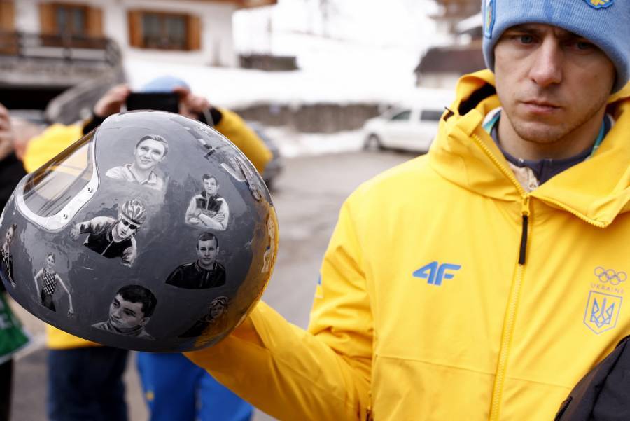 Descalifican a atleta ucraniano en Mil&aacute;n-Cortina 2026 por usar casco en homenaje a v&iacute;ctimas de la guerra