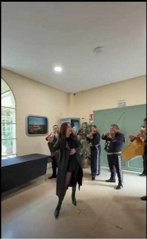 Belinda sorprende en rodaje de serie Carlota con fiesta mexicana en Espa&ntilde;a