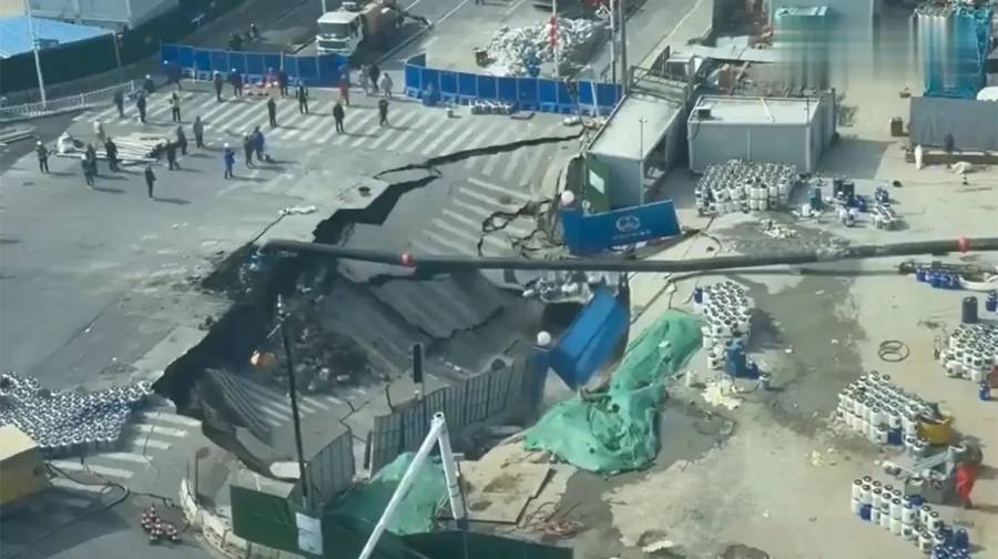 Socav&oacute;n en Shangh&aacute;i por desprendimiento de terreno durante obras del metro