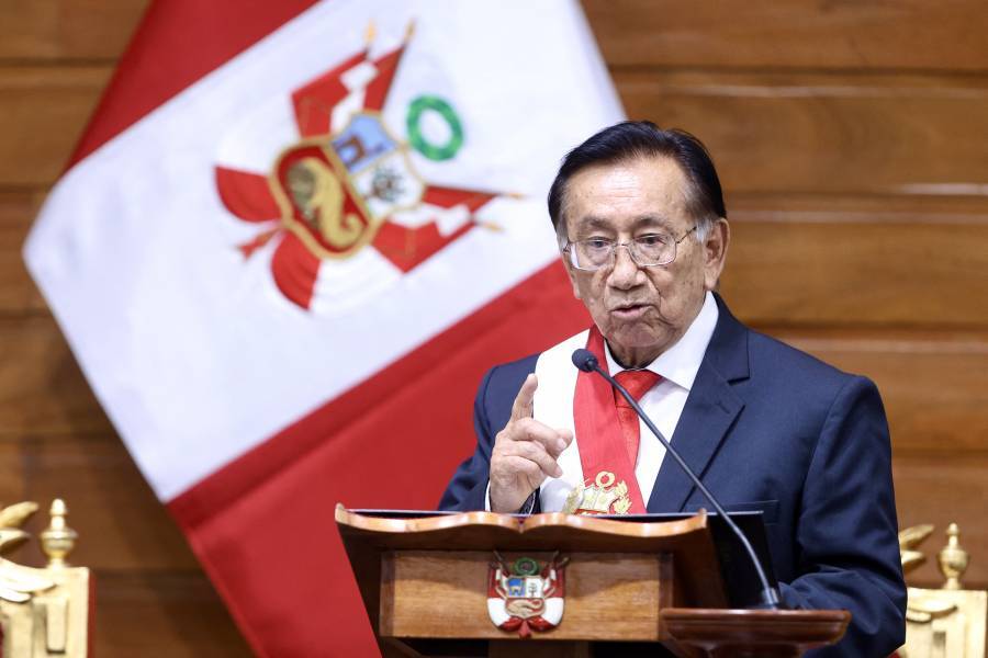 El izquierdista Jos&eacute; Mar&iacute;a Balc&aacute;zar asume como presidente interino de Per&uacute;