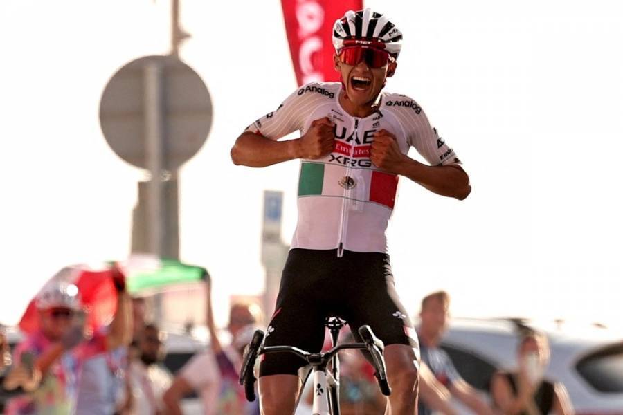Isaac del Toro acaricia el t&iacute;tulo del Tour UAE 2026