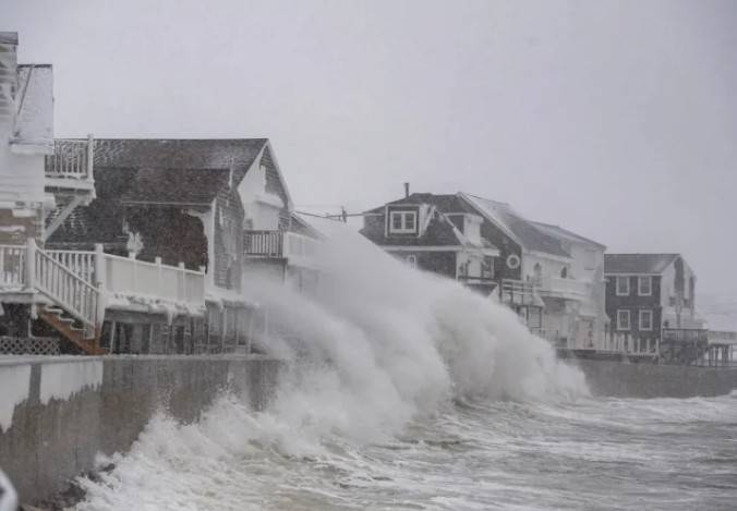 Tormenta de nieve deja 330,000 hogares sin luz en noreste de EU