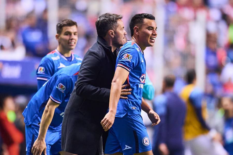 Cruz Azul detiene racha perfecta de Chivas al imponerse 2-1 en el Cuauht&eacute;moc