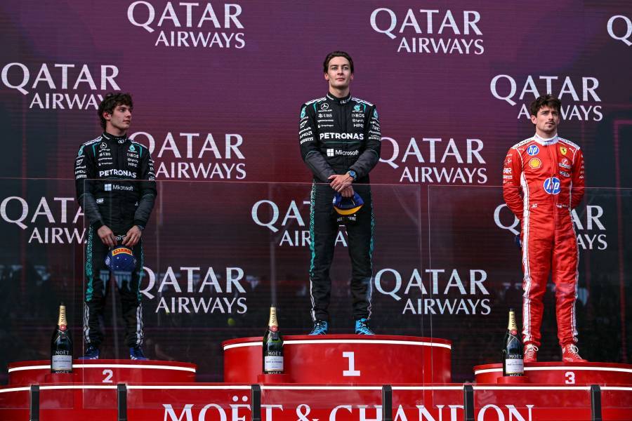 El brit&aacute;nico Russell gana el GP de Australia en un golpe de mano de Mercedes
