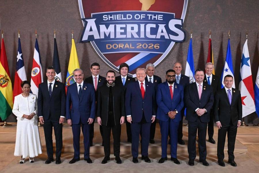 Trump anuncia coalici&oacute;n militar contra c&aacute;rteles y rechaza aprender espa&ntilde;ol en cumbre en Miami