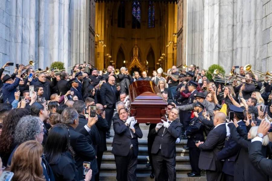Willie Col&oacute;n recibe emotiva despedida en Nueva York con m&uacute;sica y aplausos