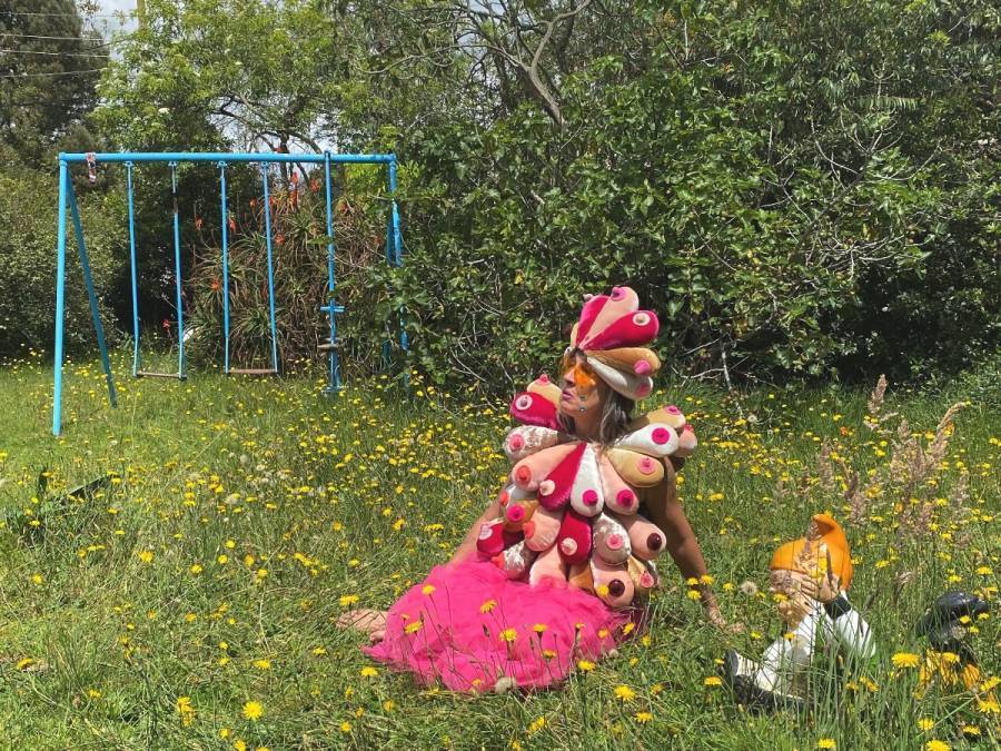 Andrea Echeverri lanza “La Teta Pirata”, un himno de resiliencia y esperanza