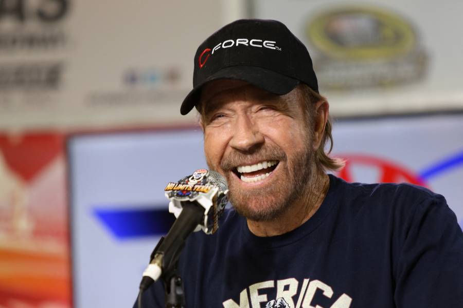 Preocupa estado de salud de Chuck Norris tras ser hospitalizado en Haw&aacute;i
