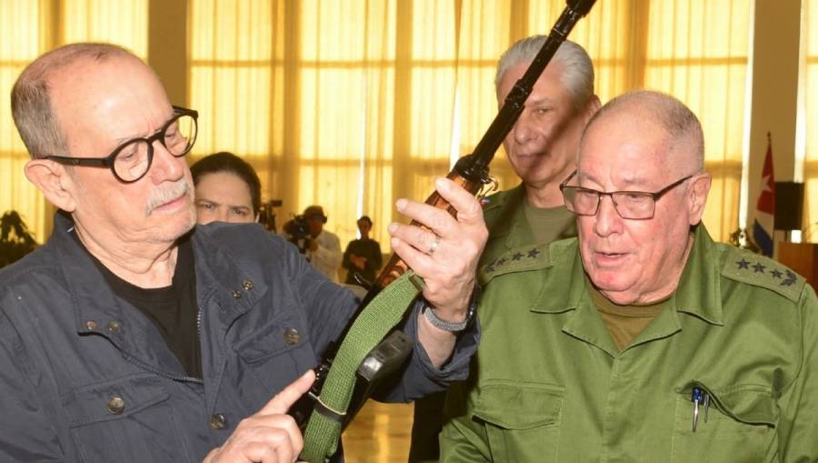 Silvio Rodr&iacute;guez recibe fusil de combate de Miguel D&iacute;az-Canel como s&iacute;mbolo de defensa de Cuba