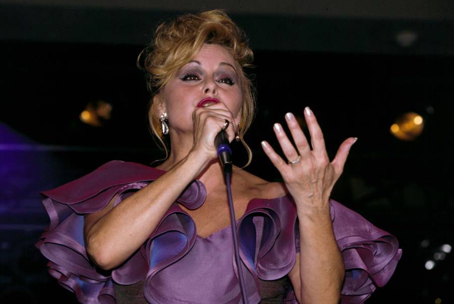 Fans y familiares rinden homenaje a Roc&iacute;o D&uacute;rcal en la Bas&iacute;lica a dos d&eacute;cadas de su partida