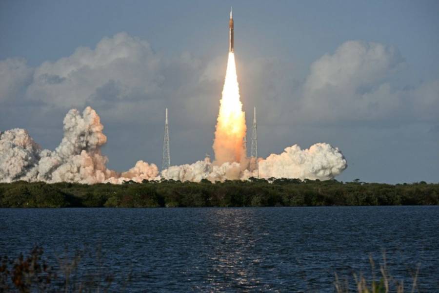 Astronautas inician hist&oacute;rica misi&oacute;n lunar con Artemis II