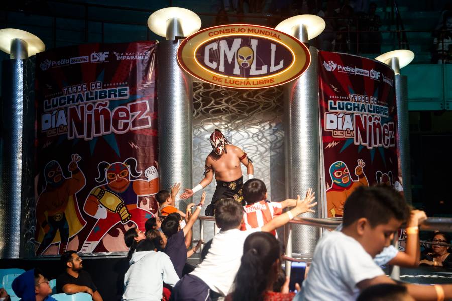 Ni&ntilde;as y ni&ntilde;os celebran su d&iacute;a con lucha libre en la Arena Puebla